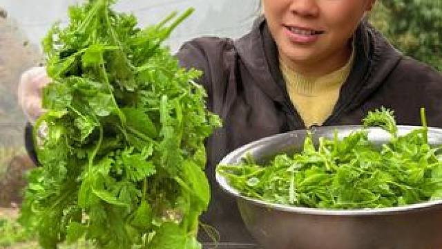 今天炖一锅麻辣骨头，配着一盆豌豆尖吃过瘾 #美食 #农村生活 #美食分享