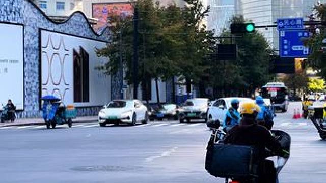 杭州第一深情：童锦程 小小酷开着童景程法拉利sf90带着杭州某校18岁校花来打卡杭州万象城#童锦程 