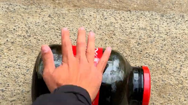 楼梯滚瓶子爆破解压时刻