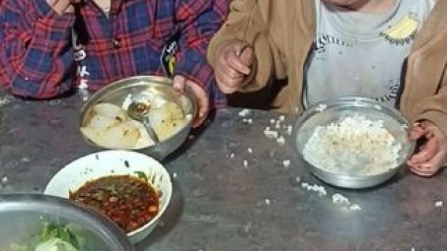 小双一看只有肥肉了，生气了。#团宠双宝