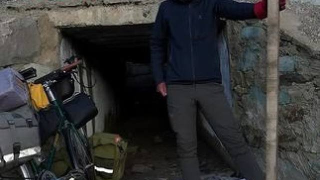 冬季骑行川西去西藏，天黑被困山顶，无奈狭小桥洞露营生火做饭吃 #刘伟元的旅行 #骑行 #露营