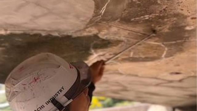 日本保养年久失修的桥梁底部！#施工工艺 #能工巧匠  #裂缝修补