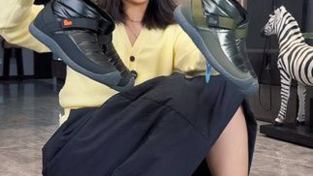 内里加绒，但又不算过分厚，使用率会很高，这个价格也是头部价，放心冲#小蓝羊童鞋 #小蓝羊短靴 #儿童