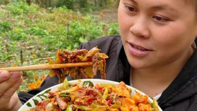 今天做个香辣的青菜炒牛肉，直接盖饭吃一大碗 #美食 #下饭菜 #农村生活