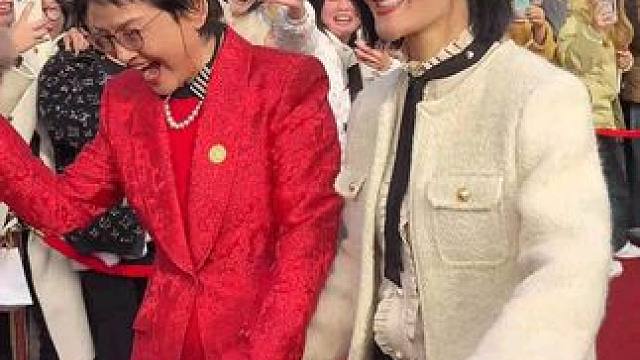学弟学妹们太热情啦！#四川电影电视学院  #女性电影基金会  #谢娜  #红毯  #现场直击