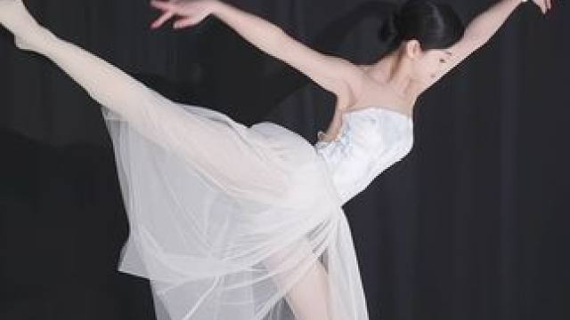 你说翻越那座天空 会有谁在等着我#基本功#舞蹈生#一字马#大长腿