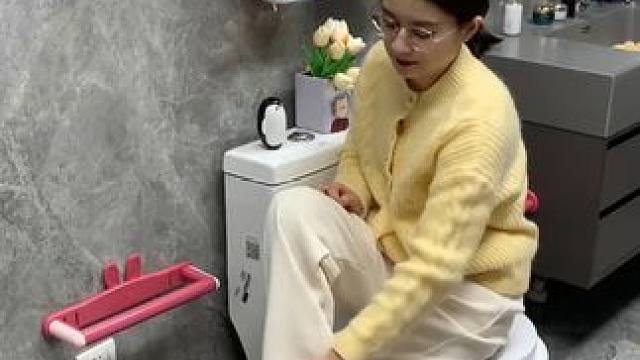 #可伸缩毛巾架  收纳毛巾不占空间，还是个#可伸缩拖鞋架  拖鞋上墙不积水，卫生间干净整洁多了#免打