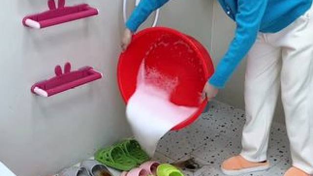 #可伸缩毛巾架  收纳毛巾不占空间，还是个#可伸缩拖鞋架  拖鞋上墙不积水，卫生间干净整洁多了#免打