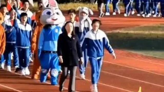 老师为了让班里的腿疾女孩能有自信，让她带队走在最前面，这样的老师值得我们尊重！网友：孩子自信的步伐，