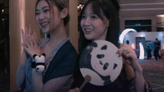 M6世界总决赛前GALA，主持人子琪心意赠礼外国主持解说，中国的大熊猫走到哪里都是主流。#决胜巅峰全