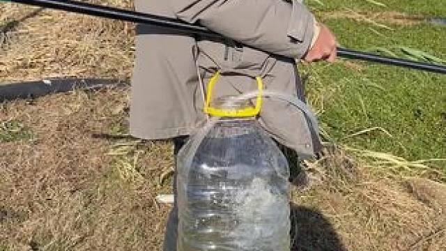 户外钓鱼，用了这个办法再也不怕钓的鱼没有氧气了#钓鱼 #钓鱼的乐趣只有钓鱼人懂 #农村生活 #搞笑