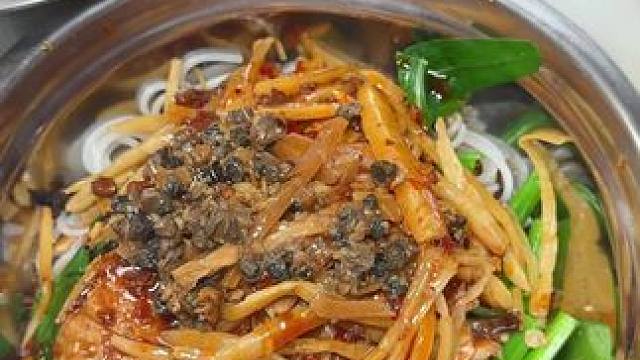 我不允许还有人没吃过这碗干捞螺蛳粉！九块钱一份里面还有超多螺肉！真的香麻了#省饭课代表 #路边摊美味