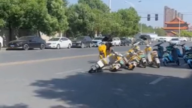 永远不要怀疑共享电动车回收员的技术