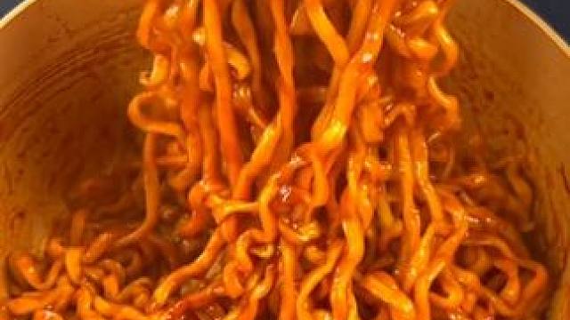 华统新品芯蒸呈火鸡面定制款宽面每包113克#火鸡面 #好吃到停不下来 #妈呀太香了 #速食美食 #超