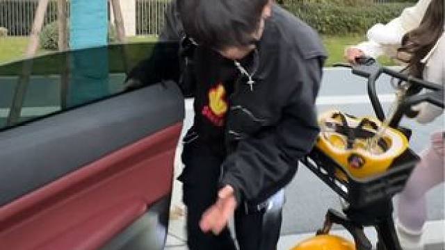 这样开车门不得迷死她？