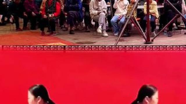 双胞胎姐妹表演柔术，婉似毛毛虫太棒了