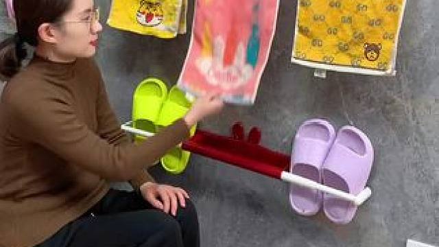 #可伸缩毛巾架  收纳毛巾不占空间，还是个#可伸缩拖鞋架  拖鞋上墙不积水，卫生间干净整洁多了#免打