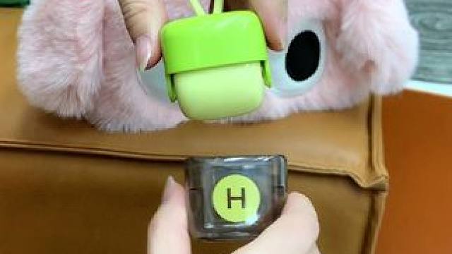 超迷你的#便携粘毛器  出门带一个随时随地粘一粘，脏了水一冲就干净了#我捡到宝了  #水洗粘毛器  