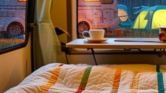 雨夜的露营基地，我们在房车和帐篷里休息，聆听着雨声入睡吧 #白噪音 #助眠视频 #助眠解压 #睡眠音