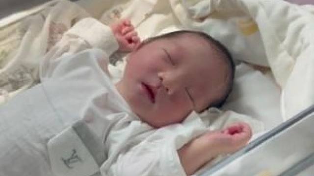 这是我出生的第一天
虽然我才五斤重，但是我很爱笑哟
#人类幼崽 #晒出越养越上头的人类幼崽 #人类幼