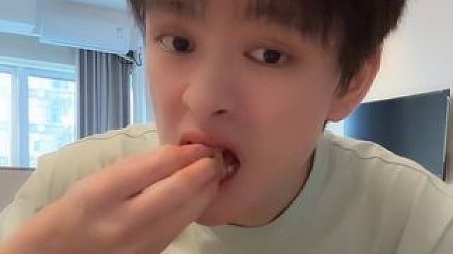 苏州的阳澄湖大闸蟹世界第一！！ 天气冷了到了吃大闸蟹的季节了，我真的很喜欢母蟹，鲜的掉眉毛翻白眼。#