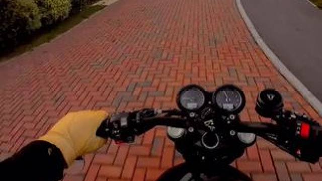 宝子们，起床上班搬砖了！明天就可以休息啦。 
#机车改装 #复古机车#凯旋攀爬 #排气声浪 #机车