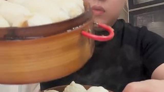 杭州小笼包，好吃 #就问你们馋不馋就完了 #这一口简直香迷糊了