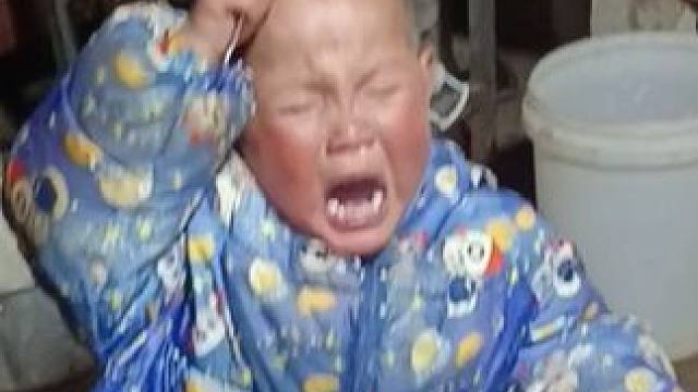 小双一天哭，吃个饭也不好好吃，一个头两个大。#记录真实生活