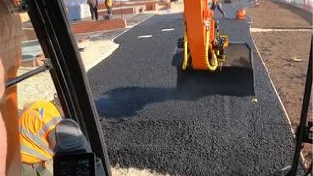 英国沥青路面的挖掘机操作技术。 #第一视角 #解压视频 #沥青摊铺施工 #路面工程 #工地最靓的仔