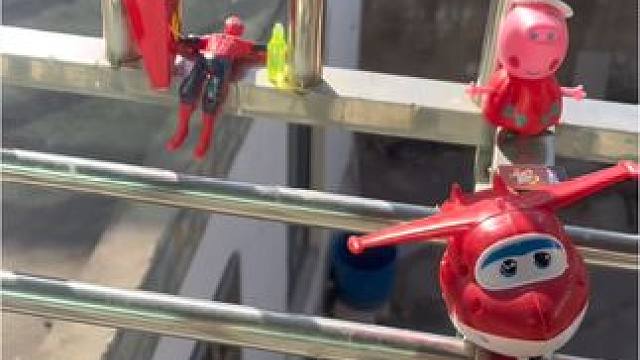 奥特曼和小伙伴们在阳台上晒太阳太危险了