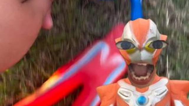 赛罗奥特曼从假山上摔下来了快来一起看看吧#奥特曼玩具 #儿童玩具 #奥特曼