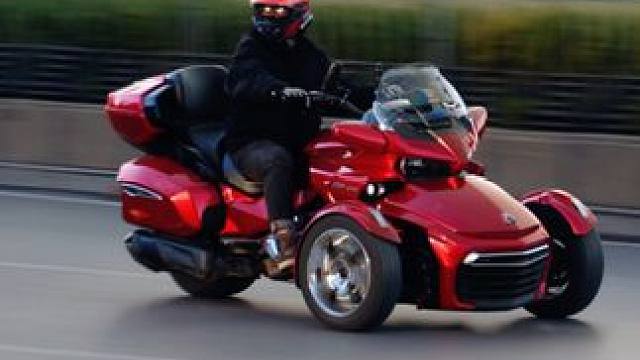 感受一下西安摩友的通勤日常，听说这里是摩友的天堂？ #西安机车街拍 #机车摄影 #女骑 #西安摩友通