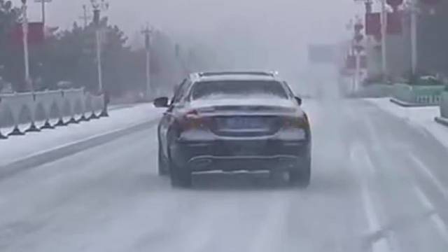 谁知道这是啥车，为啥会斜着走