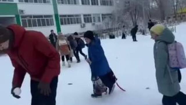 “下雪的时候艾特你朋友来挑战颠雪球”#足球 #足坛高能场面 #颠球 #冬天足球 #足球的魅力