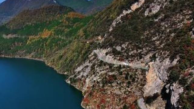 白龙湖的冬天#一道险峻的山崖之巅 #那远山呼唤我拍风景 #压迫感极强的自然景观 #悬崖峭壁上的风景 