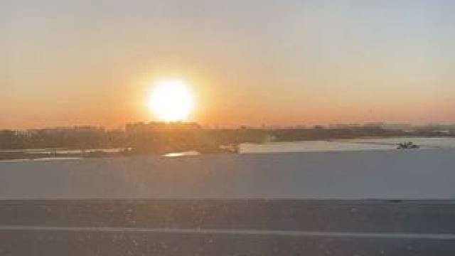 “秋风萧瑟，可她掌心温热”！