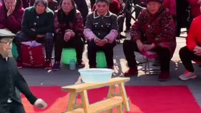 80多岁的老爷爷蜻蜓点水的轻功，果然厉害