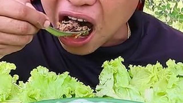 阿嘎吃香米饭苦菜辣炒️大肥鼠 #泰国美食 #户外美食 #泰国生活 #美食