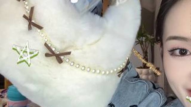 松月礼盒也有这个毛茸茸包包哦，喜欢的宝子不要错过它！ #花知晓 #花知晓新品 #平价彩妆 #圣诞礼物