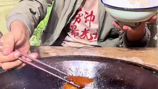 #我的乡村生活 #农村美食 #农村生活真惬意 
猪后秋配尖椒吃起来太过瘾