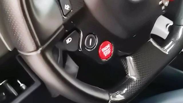 法拉利安装防拆抗屏蔽GPS定位防盗系统，开启屏蔽器自动锁车，干扰锁车报警到手机。嵌入超小抗屏蔽全球定