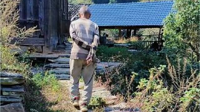 70岁的老人家独居深山，种地养鸡，自给自足，守着即将消失的村庄！#老房子的回忆 #留守老人 #记录农