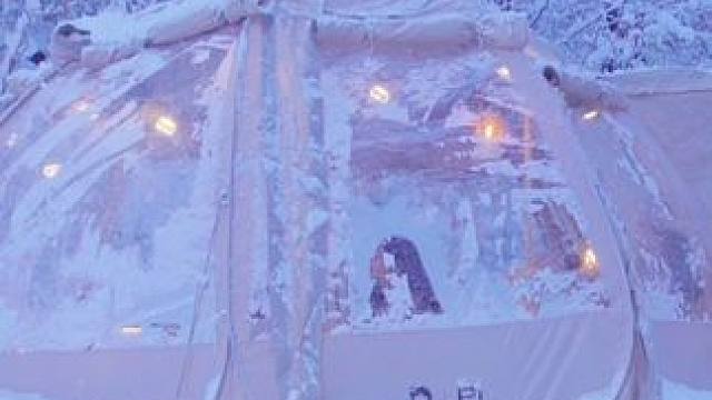 雪中搭建温馨小屋，静赏雪景中的别样宁静。 #户外露营 #雪中露营 #解压 #助眠