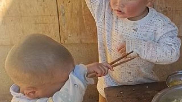 小双惹到大双了，被大双收拾了，我一天一个头两个大。#农村娃