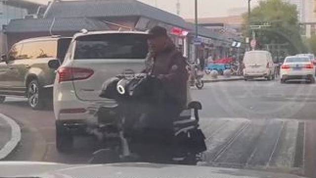 文明交通携手共创，别让违停，停住文明的脚步。#法润平安文明相伴 #文明交通携手共创 #交通文明新征程