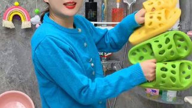 #可伸缩毛巾架  收纳毛巾不占空间，还是个#可伸缩拖鞋架  拖鞋上墙不积水，卫生间干净整洁多了#免打