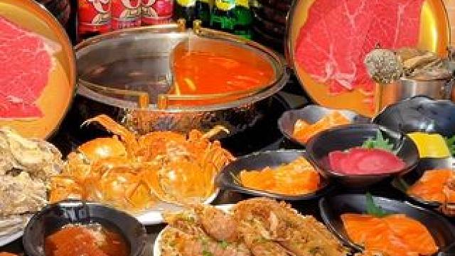 和牛 大闸蟹 随便炫的 海鲜自助还能泡汤，重庆人的快乐老家 #金色湖畔 #重庆旅游攻略 #亲子游玩好