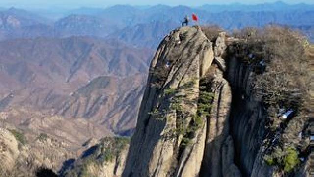 在生活中感悟自然，在自然里感悟人生，近城远山 ，都是人间。#保持热爱奔赴山海 #户外徒步登山 #户外