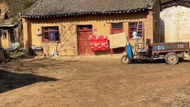 这是豫西偏僻山区的一个小山村，村子里只剩下三、四家老年人，年轻的都进城打工了，只有老年人故土难离，舍