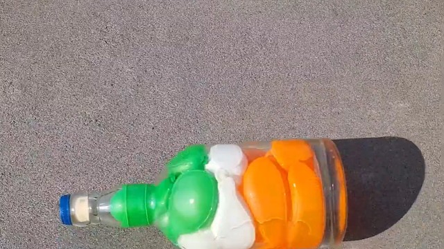 楼梯滚瓶子爆破解压时刻